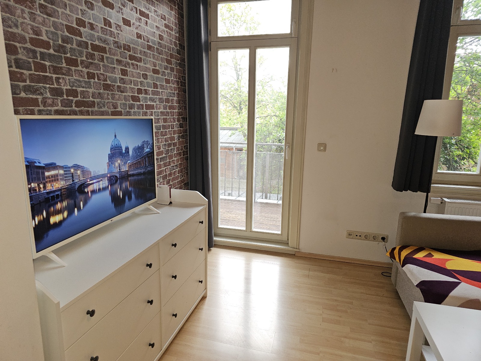 Wohnzimmer mit Balkonzugang im Appartement 71 der Cityappartements am Bauhaus in Weimar