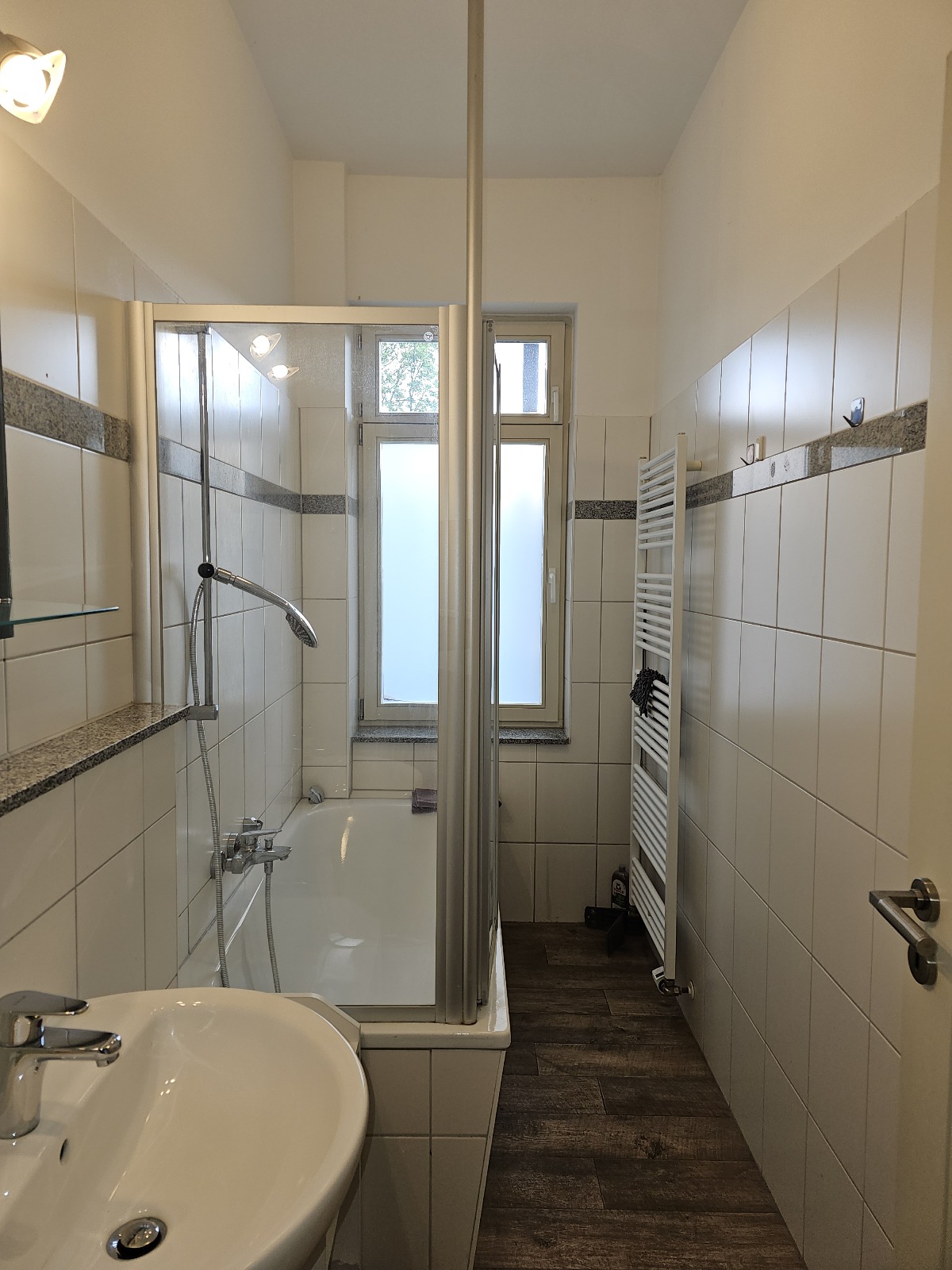 Badezimmer mit Dusche und Badewanne Appartement 71